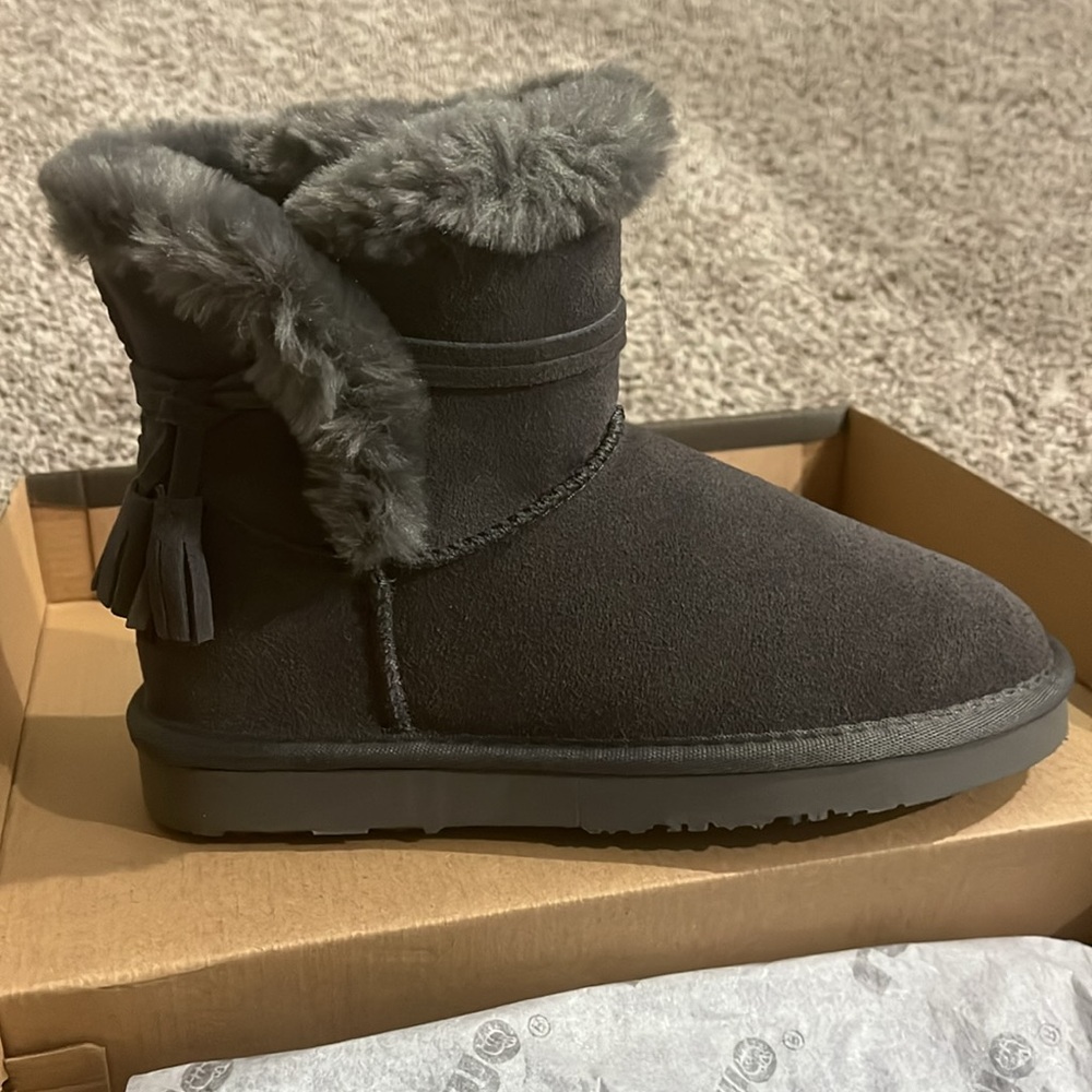 NWT Thalia Lamo boots, Grey, Size 5